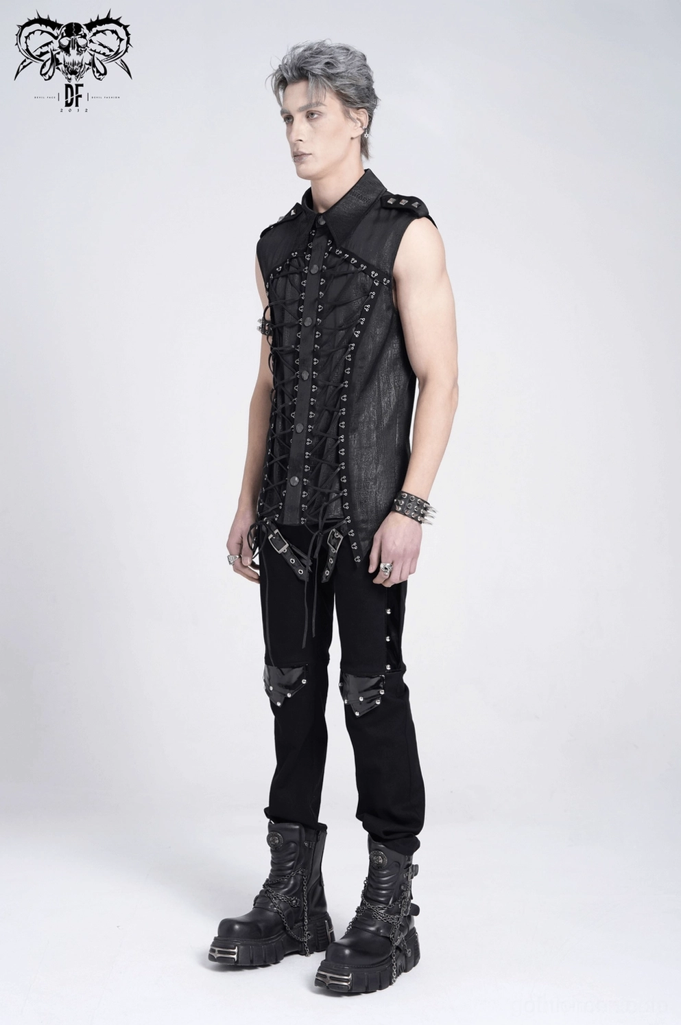 Schwarzes Gothic ärmelloses Schnür-Shirt Model-Ansicht mit Military-Epauletten, Korsett-Stil Vorder-Schnürung und strukturierter Handwerk