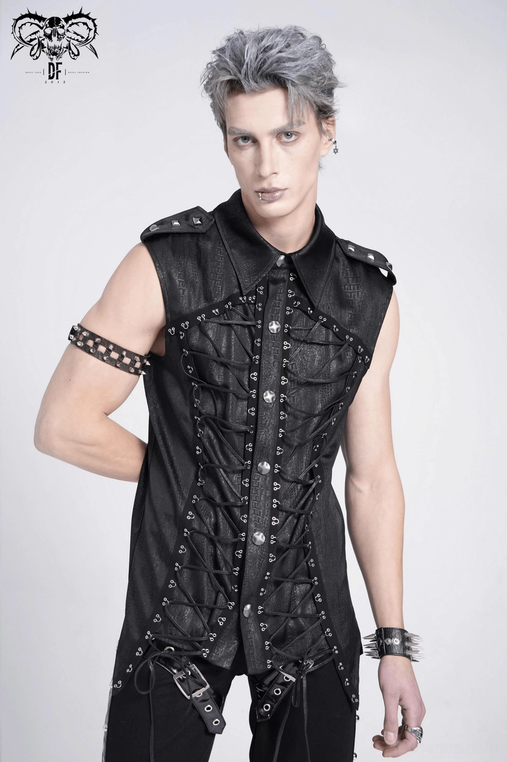 Gothic ärmelloses Schnür-Shirt Stil-Ansicht demonstriert vielseitige Trage-Optionen mit strukturiertem Design und Schnür-Anpassungsfähigkeit