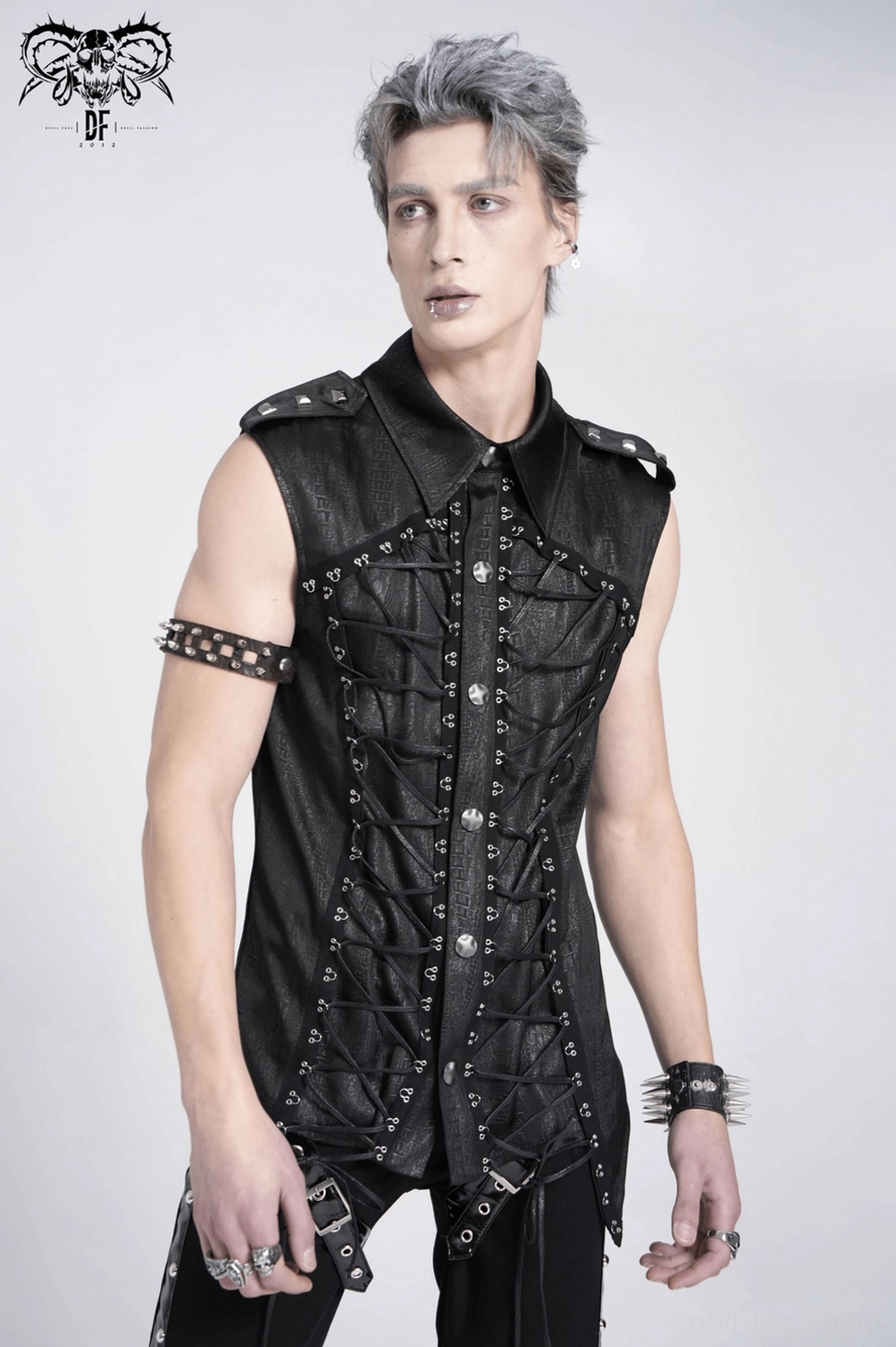 Gothic Punk ärmelloses Schnür-Shirt getragen auf Model, betonet alternative Fashion-Ästhetik, Arm-Präsentation und Gesamtsilhouette
