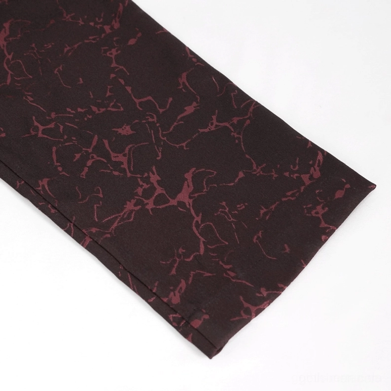 Schnürhose Beinsaum Detail Nahaufnahme – Weinrot Gothic Hose mit sauberen Saum, durchgehender distressed Riss-Print Struktur auf Hosenbeinen sichtbar