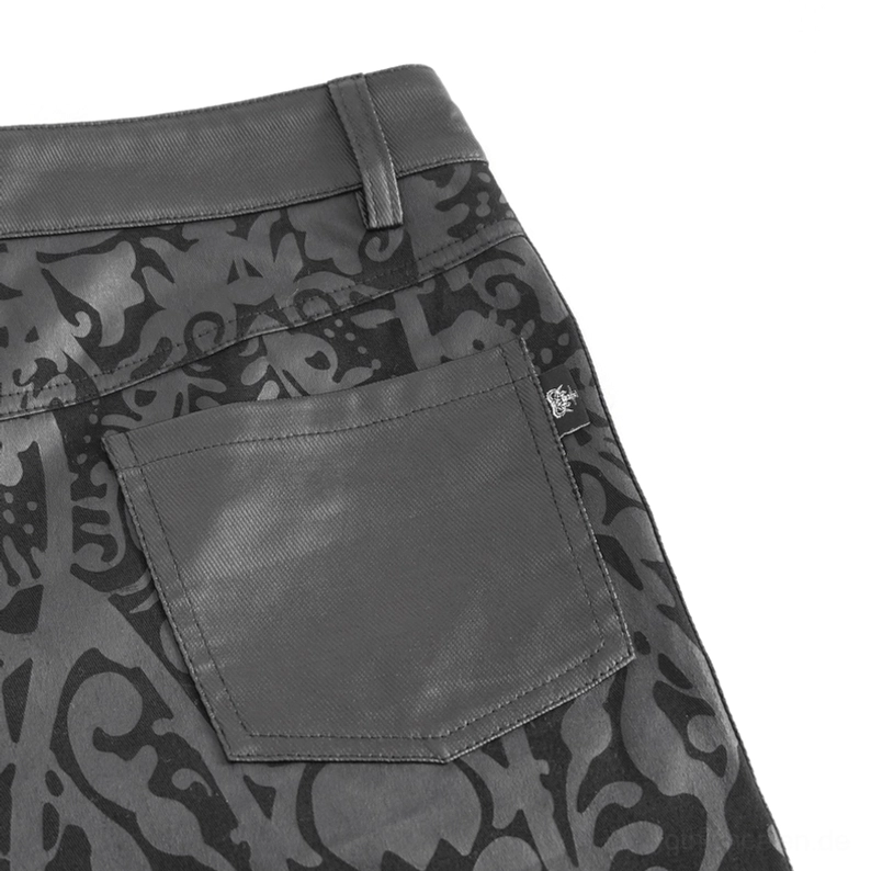Rückentasche mit Kunstlederpatch der Herren Gothic Schnürhose Detailaufnahme mit Markenplakette und strukturiertem Damastgewebe