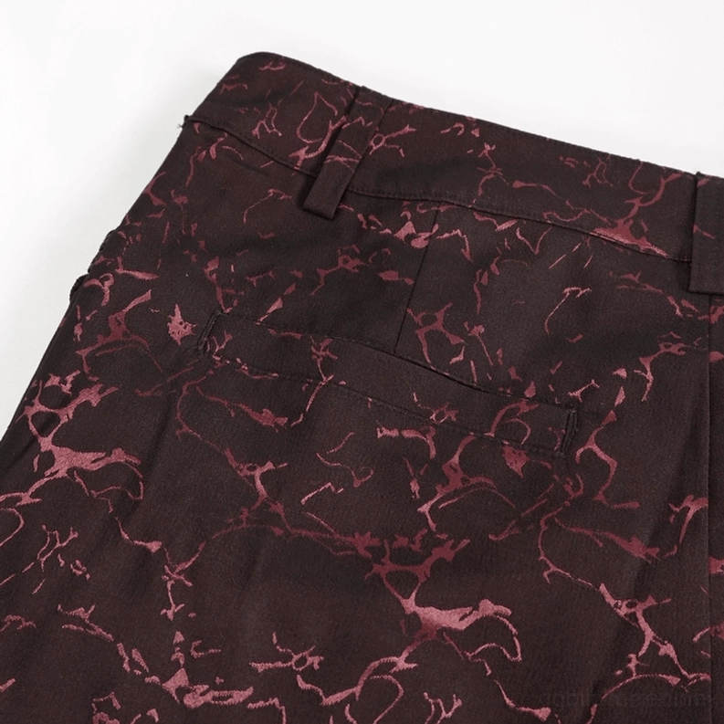 Weinrot Schnürhose Rücktaille Detail Nahaufnahme – Gothic Slim-Fit Hose mit Rücktasche, Gürtelschleife Hardware und durchgehendem Riss-Print auf Stoff