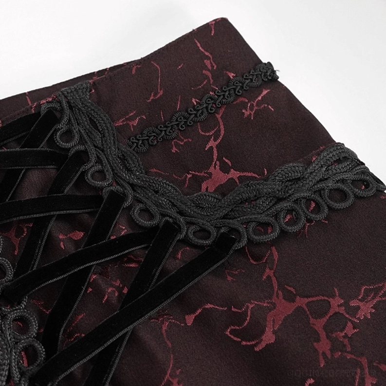 Gothic Schnürhose Seitliche Taille Detail Nahaufnahme – Samtkordel-Schnürung mit schwarzer Spitzeneinfassung, Weinrot Stoff mit Riss-Print Muster sichtbar