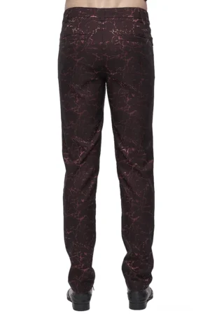 Gothic Schnürhose Rückansicht – Weinrot Slim-Fit Hose mit durchgehendem Riss-Print Muster, Rücktasche und Gürtelschleifen auf männlichem Modell