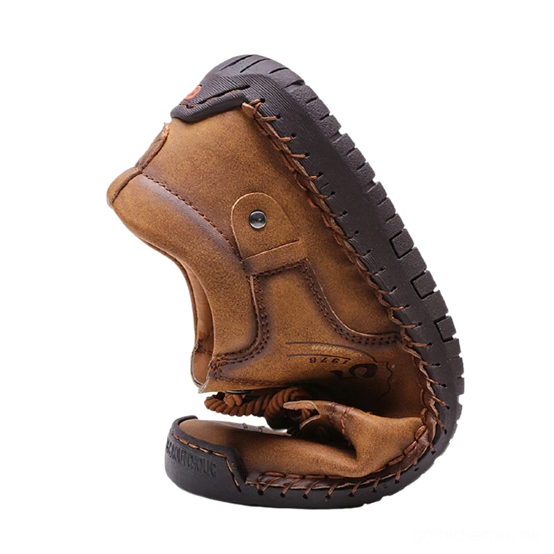Flexible Gothic Leder Schnürschuh zeigt biegbare Gummisohle und flexibles Leder-Obermaterial mit Metallstud-Detail, Bewegungsflexibilität