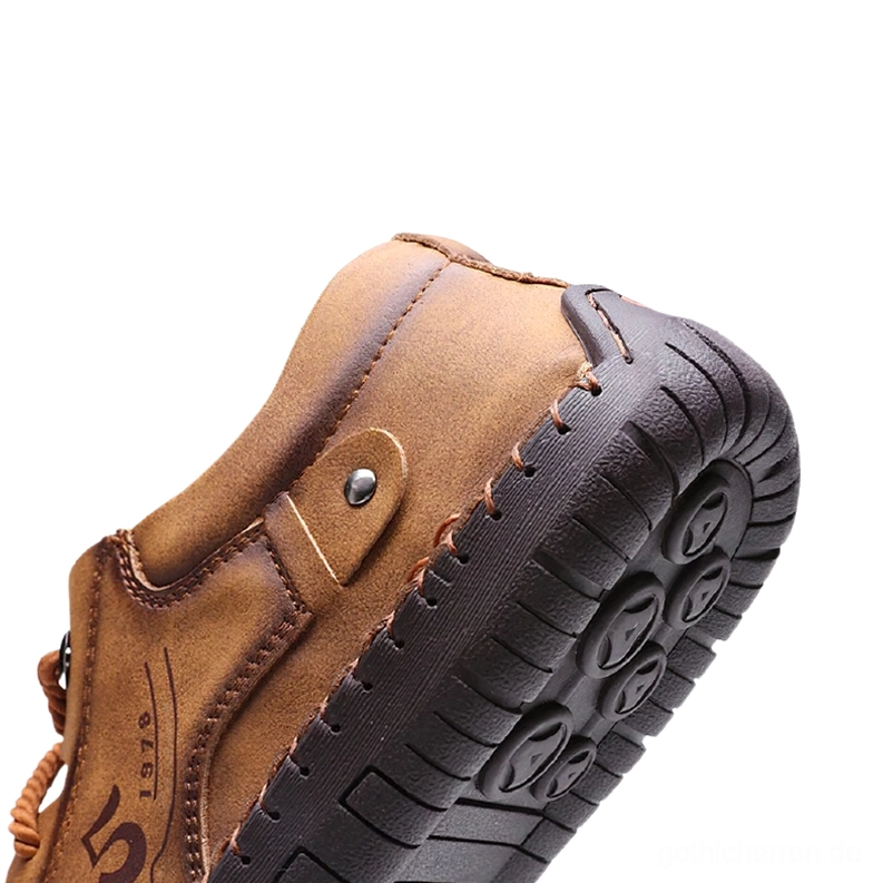 Gothic Leder Schnürschuh Sohle und Fersenansicht mit dicker Anti-Rutsch-Gummisohle und Metall-Dekorations-Schließe, Strukturprofil