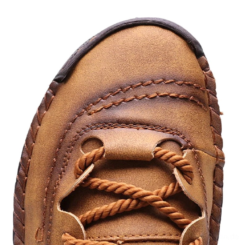 Nahaufnahme Detail-Ansicht Gothic Leder Schnürschuh Zehenbereich mit verdrehten Schnüren und dekorativem Topstitching, Draufsicht-Frontansicht