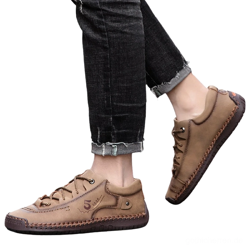 Herren trägt Taupe-Braun Gothic Leder Schnürschuhe mit casual schwarzer Jeans, Reallife-Styling-Aufnahme zeigt bequemen Alltags-Tragekomfort