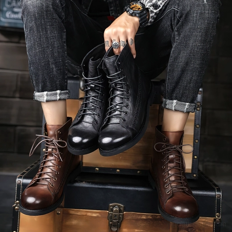 Gothic Schnürstiefel in Schwarz mit authentischer dunkler Ästhetik und Premium-PU-Leder in Seitenansicht