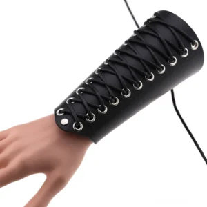 Schwarzes Gothic Schnür-Armband aus PU-Leder mit Metallösen und Seilkette-Verschluss auf Mannequin-Hand