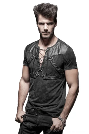 Gothic Schnürbrust-Harness T-Shirt schwarzes Leder Seil-Detail Frontansicht Dreiviertelperspektive männliches Model Bandage-Stil Verschnürung