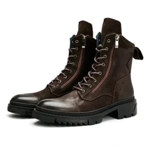 Gothic Schnürstiefel mit Seitenzipp aus echtem dunkelbraunem Leder - Dreiviertelvorderansicht mit strukturiertem Lederfinish und Metallösen