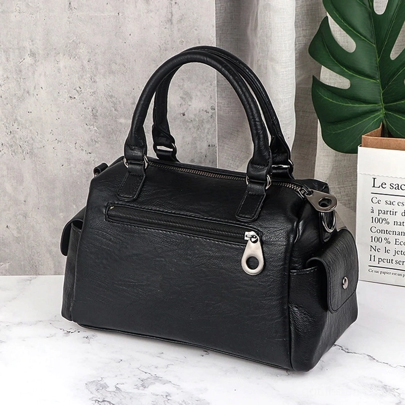 Handy-Tasche im Inneren der gotischen Lederschultertasche – dediziertes sicheres Fach für sichere Geräte-Verwahrung und Wertsachen