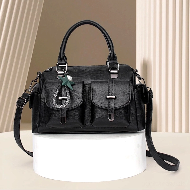 Mehrere Innenfächer der gotischen Lederschultertasche – durchdachte organisierte Struktur für Alternative-Mode-Liebhaber und gotische Ästhetik