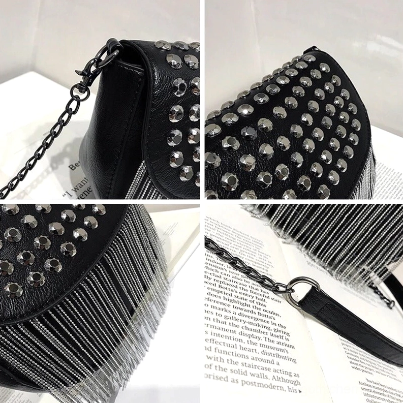 Makro-Nahaufnahme Details der gotischen Schultertasche zeigt Metallnieten Niete, Kettenquasten und Hardware-Verzierungen mit Einzelheiten der Gothic-Umhängetasche