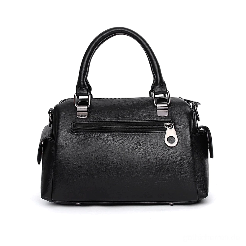 Nahaufnahme des himmelschem Stern-Anhängers auf der gotischen Lederschultertasche – okkultes Symbol und signaturloses Design-Element der Kollektion