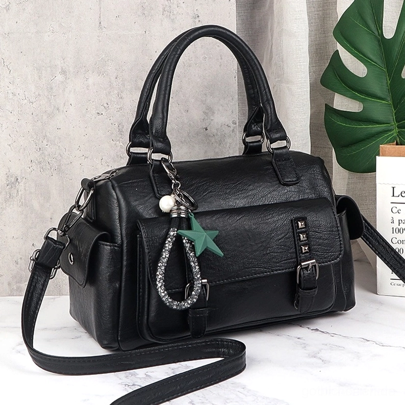 Duale Seidentaschen auf der Vorderseite der gotischen Lederschultertasche – unmittelbarer Zugriff für tägliche Gegenstände und okkulte Accessoires