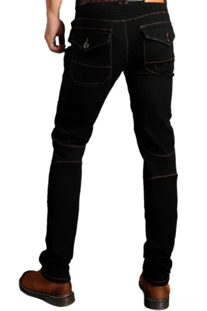 Rückansicht schwarzer Gothic-Motorrad-Schutzjeans mit abnehmbaren Rüstungspads, mehrfach-Klapptaschen und Ledergürtel-Detail auf männlichem Model