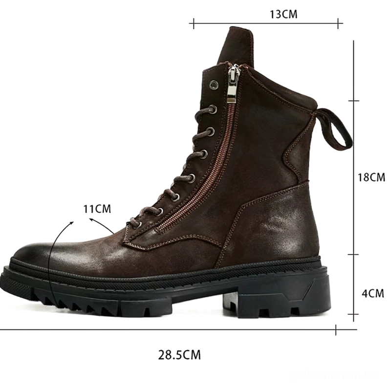 Herren-Schwarze-Lederstiefel Profilansicht mit dicken Laufsohlenprofil und Schnürdetails - Gothic-Motorrad-Boots mit funktionalen Ösenbefestigungen