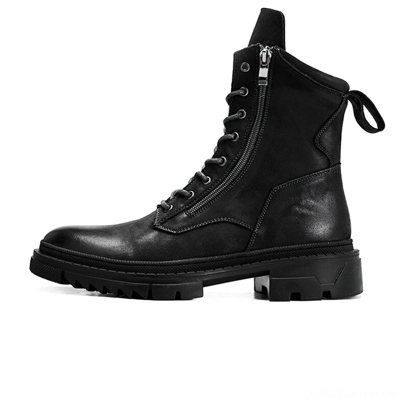 Schwarze Lederstiefel mit Seitenzipp und Schnürung Seitenansicht - Gothic-Combat-Boots mit matter schwarzer Oberfläche und dicker Laufsohlenprofil