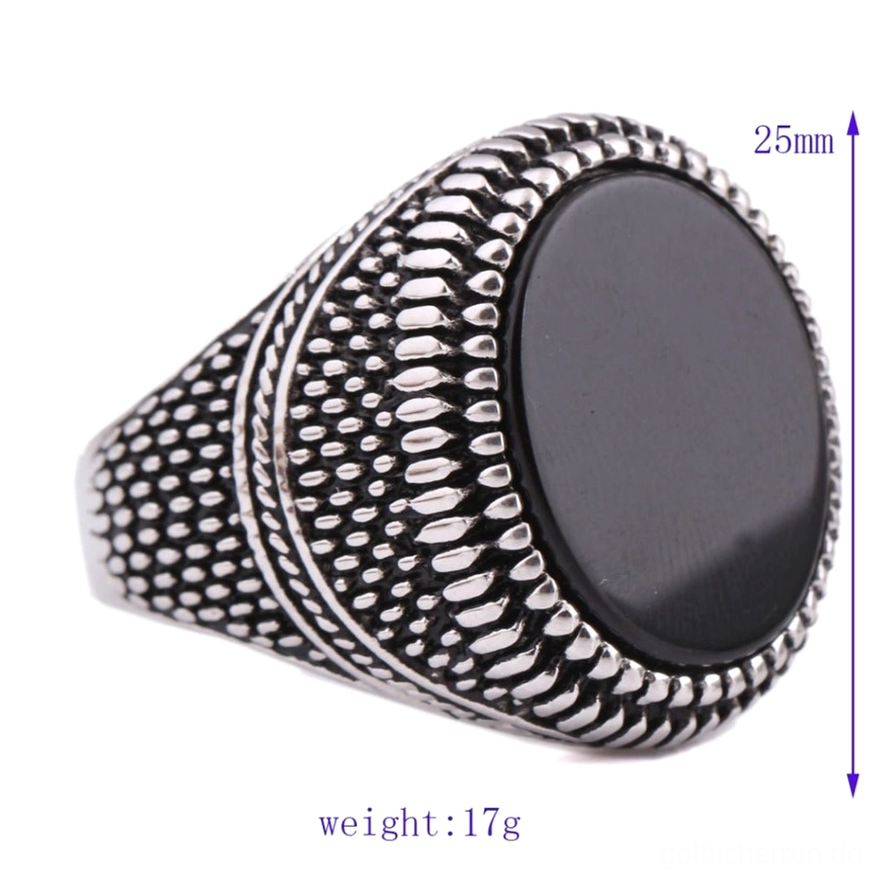 Gothic schwarzer Stein Ring 25mm Bandbreite Größenmarkierung Seitenansicht Schräglicht Studio Display