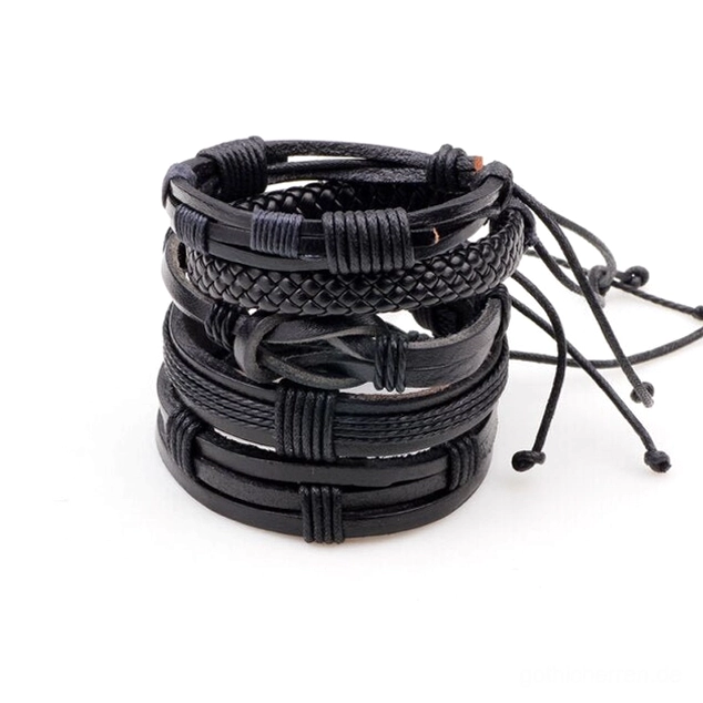Gothic schwarzes Lederarmband 5er Set gestapelt mehrschichtig auf weißem Hintergrund Gesamtansicht Produktfoto
