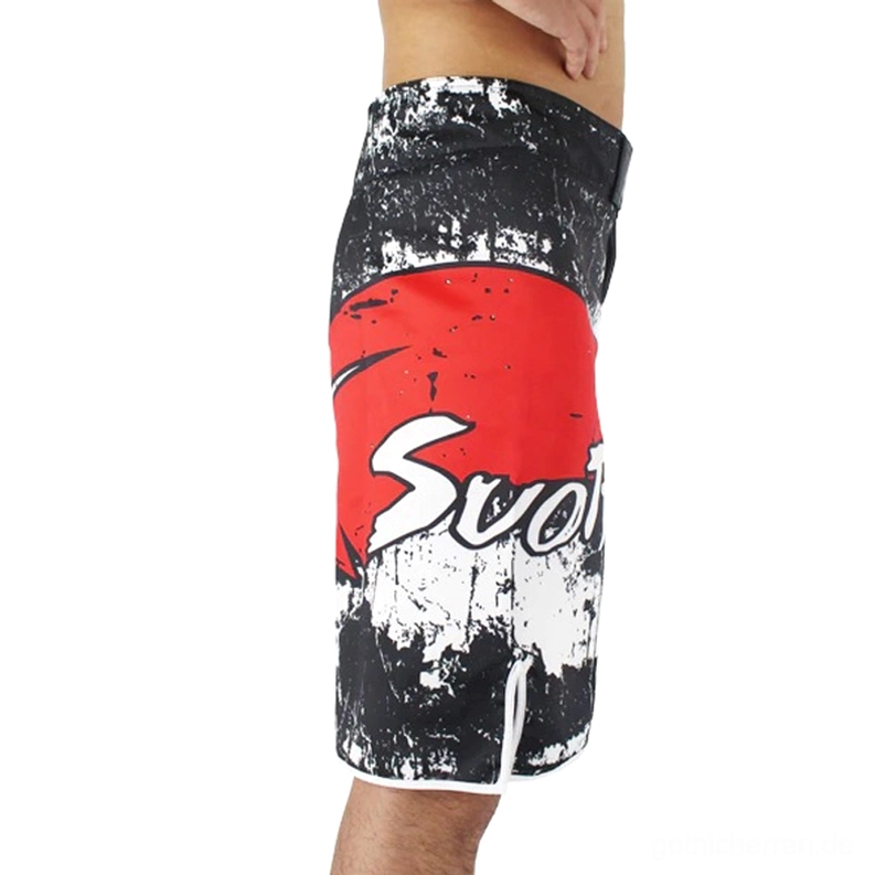 Rechte Seitenansicht der Gothic-Kurzhose zeigt rote Seitenpaneel-Akzente, Totenkopf-Print-Detail und abgenutzten schwarzen Stoff auf männlichem Modell