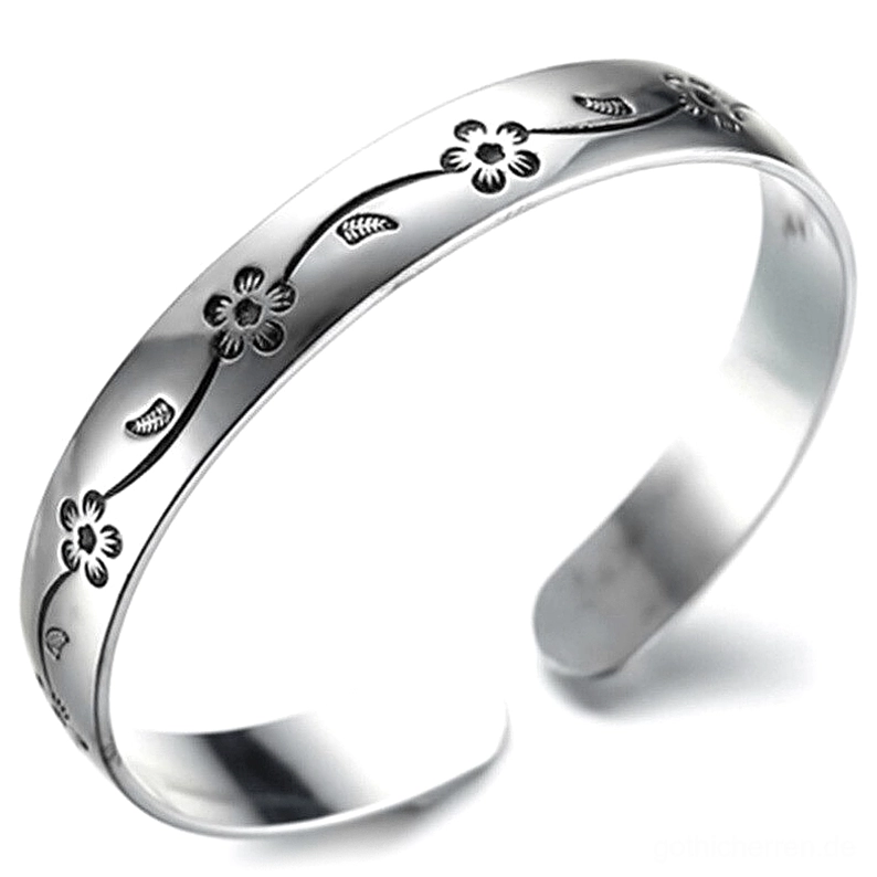 Gotisches Silber-Armband mit dunklen Blütenranken-Gravuren, schräge Seitenansicht mit antiker Patina-Effekt, oxidiertes Manschetten-Design