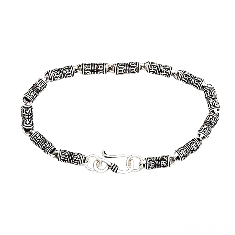 Gothic Silber Armband graviert mit okkulten Symbolen, zylindrisches Design in verwittertem 925er Sterlingsilber, Draufsicht Flatlay mit Hakenverschluss, handgravierte Perlen