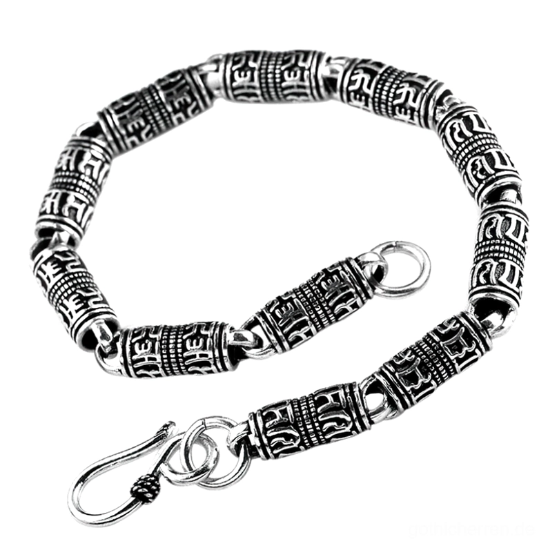 Zwei zylindrische Silberarmbänder mit unterschiedlichen Gravuren und Größen nebeneinander, Seitenansicht auf weißem Hintergrund, verwittertes Silberfinish, okkulte Designvarianten