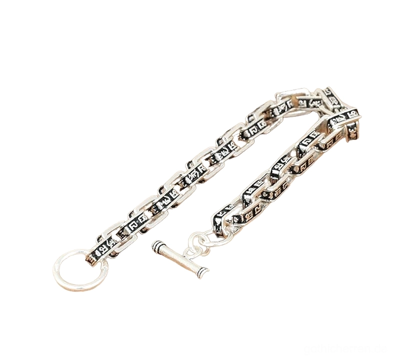 Sterling Silber Quadrat-Glieder Armband mit eingravierten Mantras, Seitenansicht flach mit OT-Schiebeverschluss und detaillierten Gliedmustern – handwerkliche gotische Verarbeitung