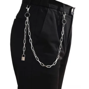 Silber Gothic Mehrschicht-Geldbörsen-Kettengürtel mit Schloss-Anhänger auf schwarzer Jeans, Seitenansicht mit doppelsträngigem Punk-Stil-Design und silberplattierter Zinklegierung