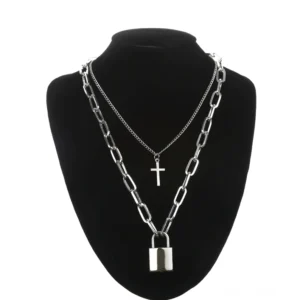 Gothic zweischichtige Silber-Gliederkette Halskette mit quadratischem Schloss und Kreuz-Anhängern auf schwarzem Schmuck-Mannequin Vorderansicht