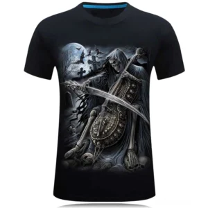 Schwarzes Gothic-T-Shirt mit Skelett-Musiker-Motiv, 3D-Druck des Sensenmanns mit Violoncello vor Friedhof und Vollmond, blauer Kragensaum, Vorderansicht auf flacher Auflage