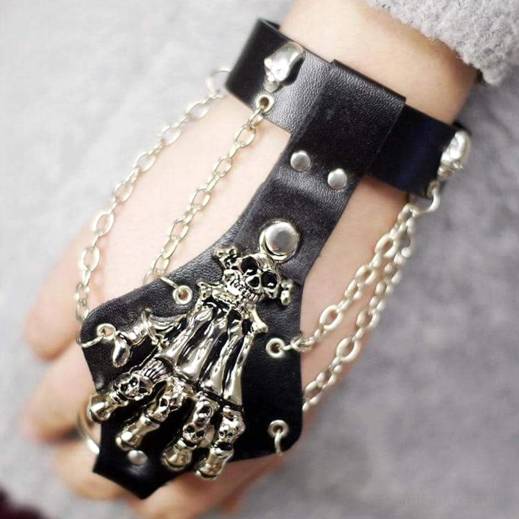 Nahaufnahme des gotischen Skeletthand-Armband an menschlichem Handgelenk getragen, zeigt realistisches Anlegeverhalten, Kettenverzierung und natürliche Passform mit Fingerpositionierung