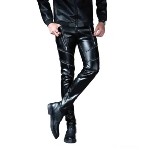 Gothic Skinny Kunstleder-Lederhose mit Schnürungsdetails an den Oberschenkeln, Drei-Viertel-Vorderansicht mit glänzendem schwarzem Kunstleder und schlanker Silhouette
