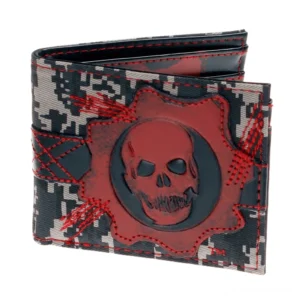 Gothic Skull Camo Bifold Geldbörse halb geöffnet in Draufsicht zeigt geprägtes rotes Schädel-Zahnrad Motiv und rote Kontrastnähte auf hochwertigem PU-Leder mit digitalem Camouflage-Muster
