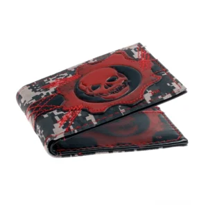 Dunkle Camouflage Leder Geldbörse in geneigter Seitenansicht die das geprägte Schädel-Emblem und dekorative rote Stickerei-Details deutlich zeigt Bifold Design