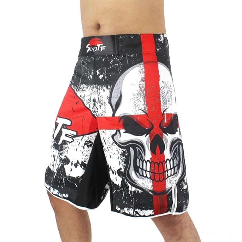 Vorderansicht von links zeigt schwarze Gothic-Kurzhose mit rotem Totenkopf-Kreuz-Print und Distressed-Textur getragen von männlichem Modell, lockerer Kampfsport-Shorts-Schnitt