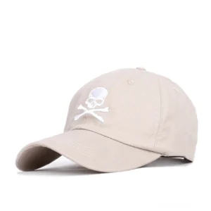 Beige Gothic Kappe mit weißem Totenkopf-Motiv, Seitenansicht, Alternative Unisex Baumwoll-Baseball-Cap, warme Kontrastfarbe zur Stickerei, Goth Accessoire