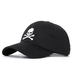 Schwarze Gothic Schädel Kappe mit weißer Totenkopf- und Gekreuzte-Knochen-Stickerei, Vorderansicht, Unisex Baumwoll-Baseball-Cap mit präziser Fadenstickerei, Dark Fashion Statement