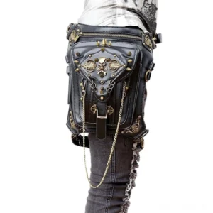 Schwarze Gothic-Skull-Ledertasche mit Messing-Spike-Nieten und hängender Kette, Rückwinkelansicht auf weißem Hintergrund, Steampunk Drop Leg Holster Bauchtasche