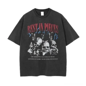 Übergroßes schwarzes Gothic-Totenkopf- und Blitz-Grafik-T-Shirt mit roter Beschriftung und Vintage-Druck auf verwaschenem Stoff - Vorderansicht