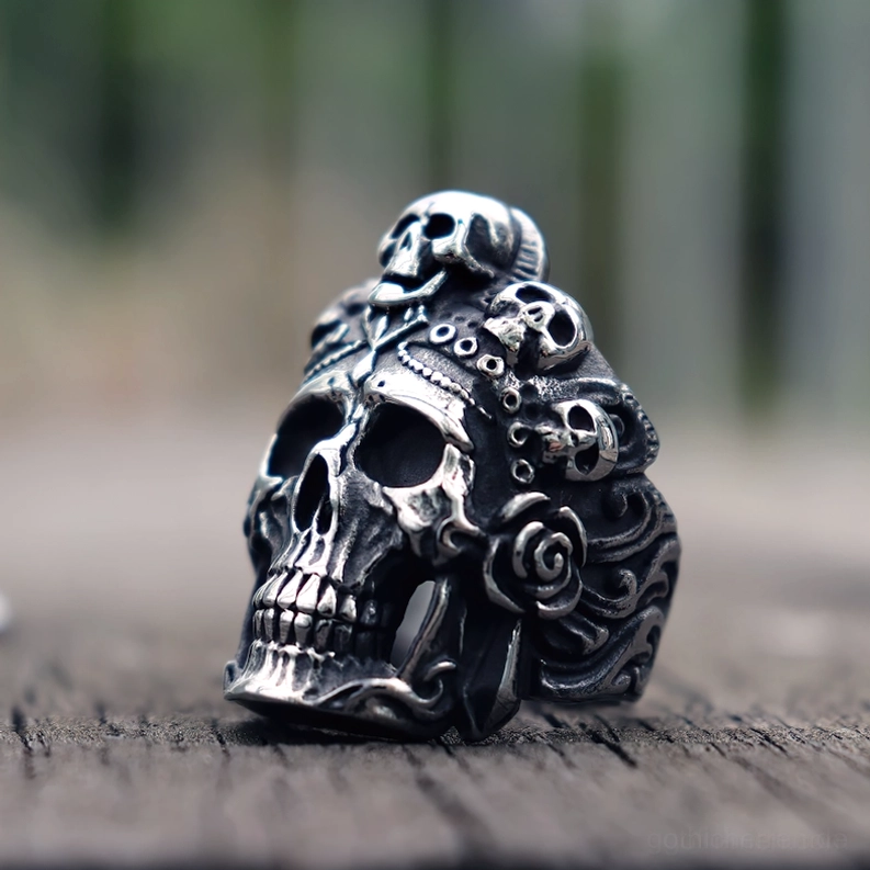 Gothic Skull Biker Ring tiefe Schrägansicht zeigt Rose und Scroll-Gravierungen mit gealteter dunkler Edelstahloberfläche