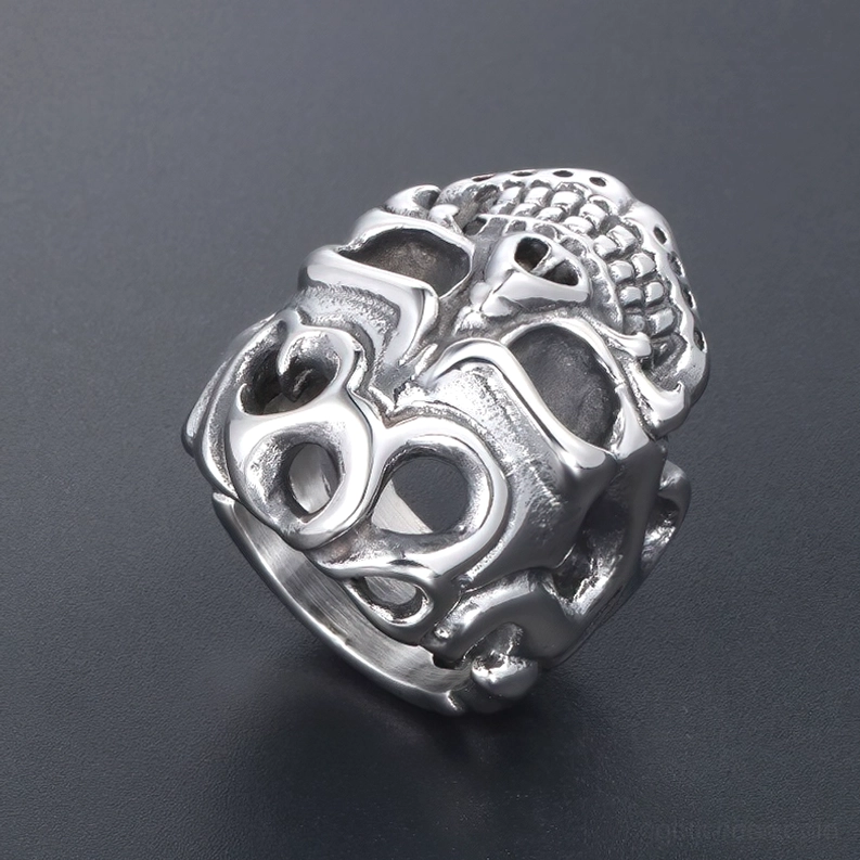 Seitenperspektive des mattsilbernen Skull Edelstahlring mit Gothic Tribal-Mustern gegen dunklem grauem Hintergrund, zeigt Hohlschnittmotive und gravierte Schädeldetails
