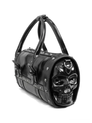 Schwarze Gothic Skull Bowling Handtasche mit Metallnieten, Schrägsicht zeigt 3D-Schädel-Design und duale Griffe – Alternative Fashion Statement