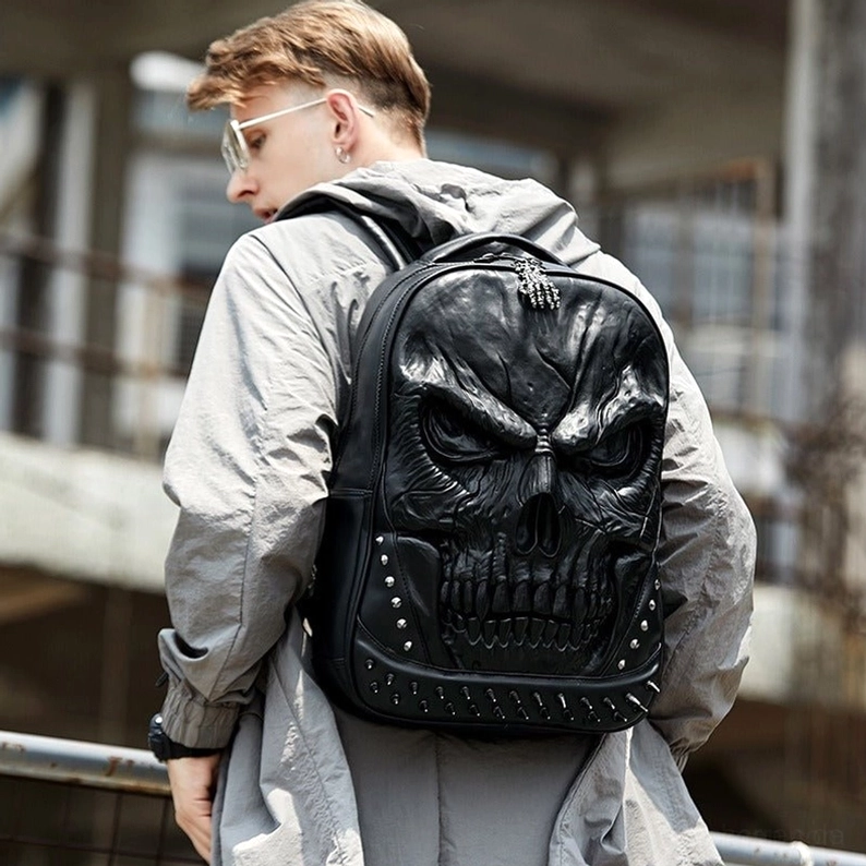 Schwarzer Gothic Schädel Rucksack Rückansicht auf männlichem Modell in urbaner Industrieszene - getragen