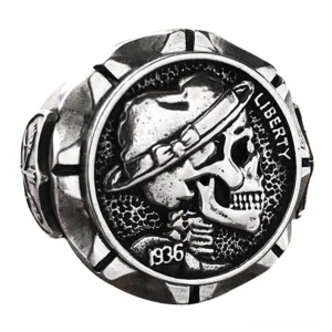 Gothic Totenkopf-Siegelring Nahaufnahme Details zeigt präzise gravierte Cowboy-Hut-Totenkopf-Vorderseite, Zahnrad-Bordüre, strukturierte Vintage-Münz-Textur und matte Silber-Oberflächenfinish