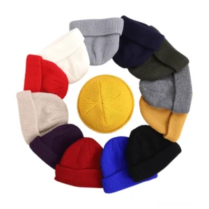 Gothic Skull Strickmütze Farbkollektion – Draufsicht mehrfarbige Schädelmützen in Burgundrot, Marineblau, Violett, Grau, Senfgelb, Khaki, arrangiert in kreisförmiger Übersichtsansicht für Farbvergleich