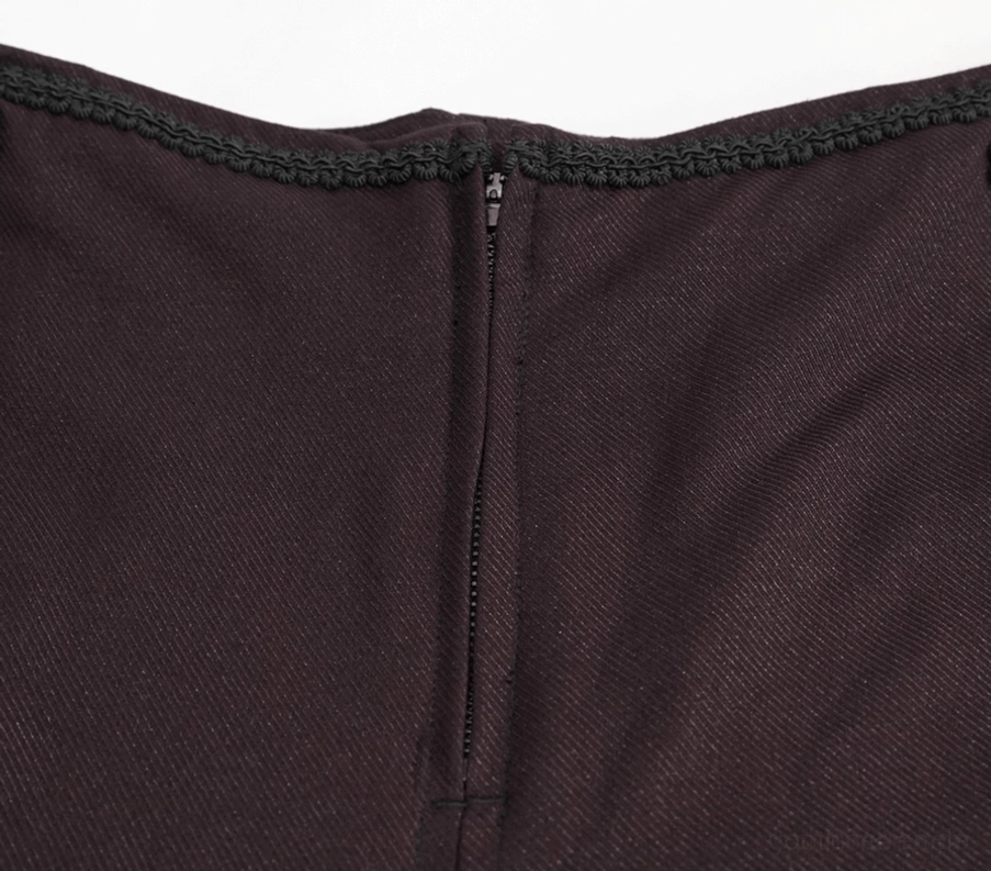 Alternative Ansicht der weinroten Gothic Hose zeigt eleganten Fall und professionelle Schneiderei mit semi-fitted Silhouette